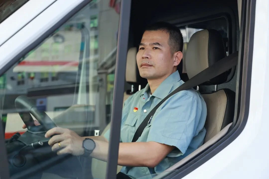 “我是个党员，我没有怨言的”！退伍不褪色，急诊司机显担当